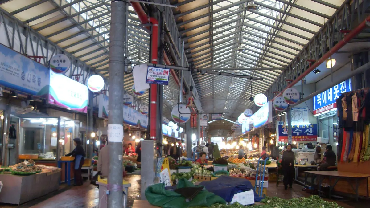 Món ăn và đời sống địa phương tại chợ Dongmun – Jeju City, Hàn Quốc