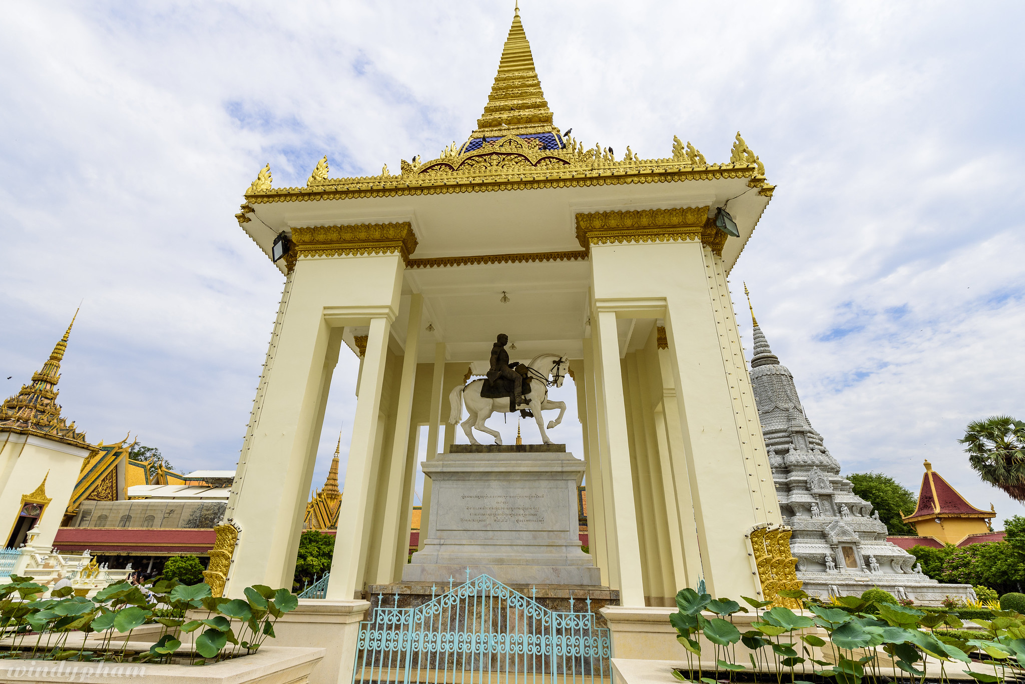 Wat Preah Keo Morokat - Chùa lát gạch bạc duy nhất tại Đông Dương