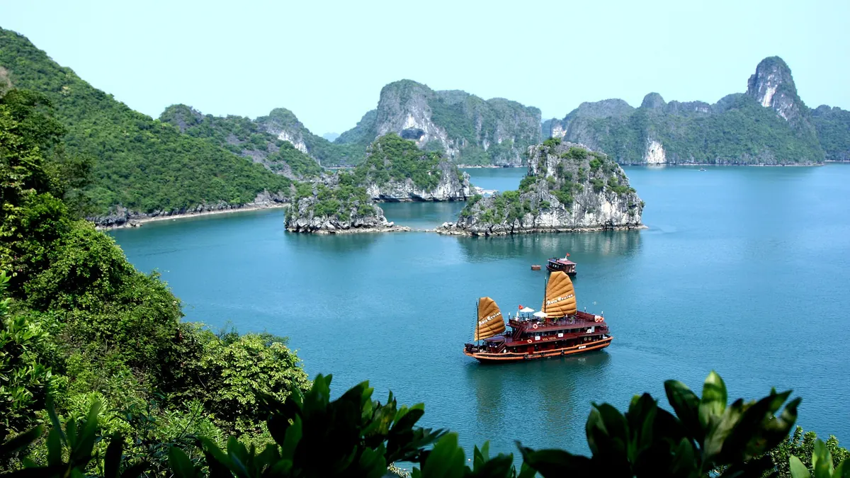 Tuyến tham quan tại Vịnh Hạ Long, Việt Nam