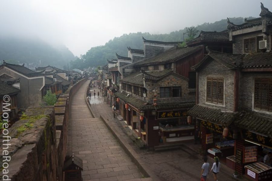 TRƯƠNG GIA GIỚI – PHƯỢNG HOÀNG CỔ TRẤN