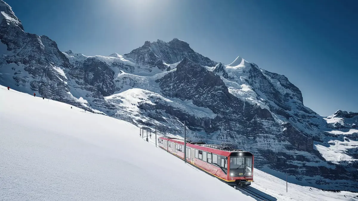 Tàu Jungfrau chạy giữa phong cảnh núi tuyết Thụy Sĩ
